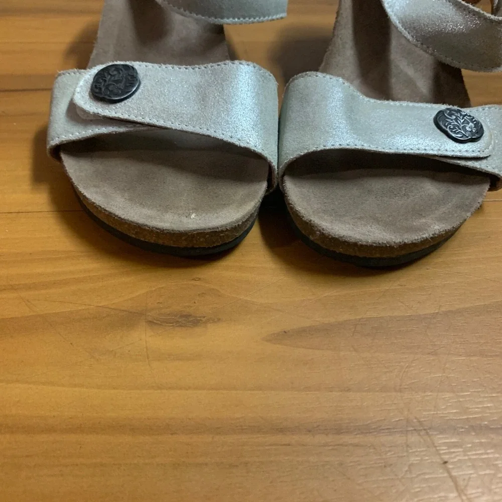 TAOS Festival 4048 Wedge Sandals Size 39 US 8-8.5 Silver Metallic Hook & Loop‎
